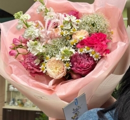 Букет из аллиума, маттиолы, танацетума, роз кустовых, роз Кантри блюз, нерине, твидии Букет из аллиума, маттиолы, танацетума, роз кустовых, роз Кантри блюз, нерине, твидии